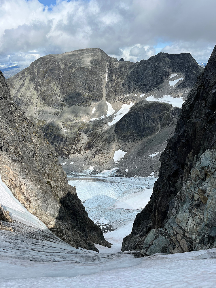 Snørennen som fører ned i Berdalsbreen mellom Vestre Austanbotntinden (2100 m) og Vestraste Austanbotntinden (2020 m). Soleibotntindane (2083 m) i bakgrunnen.