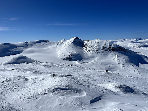 Fra Tundradalskyrkja (1970 m) med utsikt mot Tverrådalskyrkja (2088 m) i sydvest.