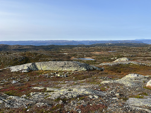 Fra Blåfjell (1154 m) mot Hardangerjøkulen og Hallingskarvet i det fjerne i vest.