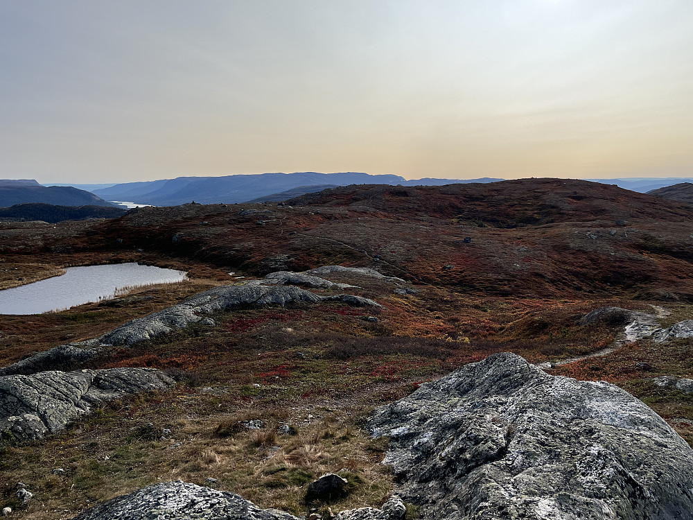 En vakker, kjølig høstmorgen på Blåfjell (1154 m). Utsikt fra toppen mot sydøst.
