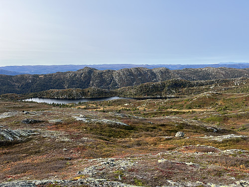 Fra Saulifjellet (1144 m) mot Vardefjell og Jordesmyrnatten (1136 m) i vest.