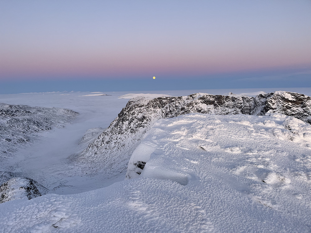 Fullmånen står opp i øst. Fra Vestre Kalvehøgde (2208 m).