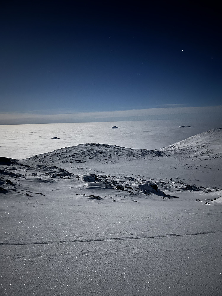 Bitihorn (1607 m) stiger opp fra tåkehavet.