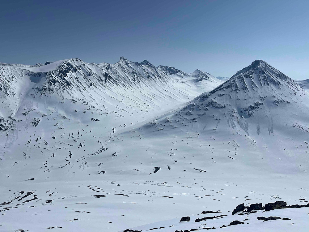 Fra Bukkeholshøe (1865 m) mot Hellstugutindane og Store Urdadalstinden.