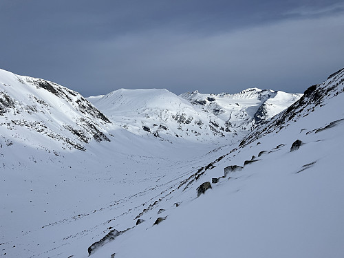 Mot Galdhøpiggen (2469 m) til høyre.