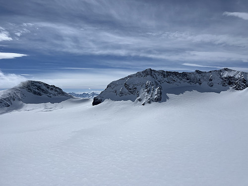 Fra Veobreatinden (2182 m) mot Memurutindene (2367 m) i syd. Lengst i bakgrunnen ses Store Knutsholstinden (2341 m).