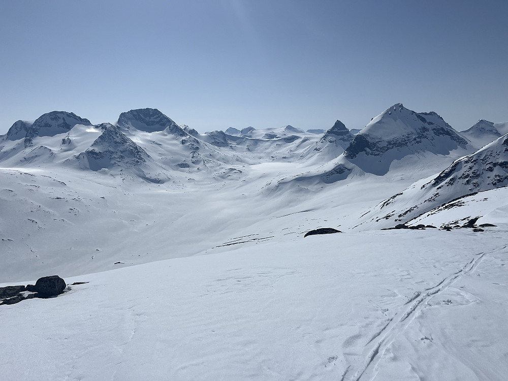 Fra Bukkeholshøe (1865 m) mot toppene på andre siden av Visdalen; Semelholstinden, Visbreatinden, Kyrkja og Tverrbytthornet.