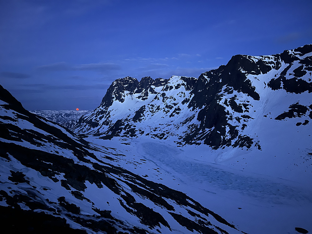 Månenedgang over Svartdalen. Torfinnstindene ses i midten av bildet.