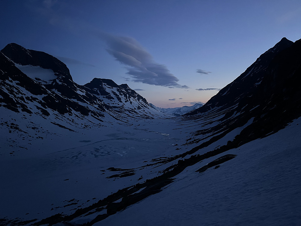 Fra Leirungsbandet mot Svartdalen. Knutsholstinden ses helt til høyre i bildet.