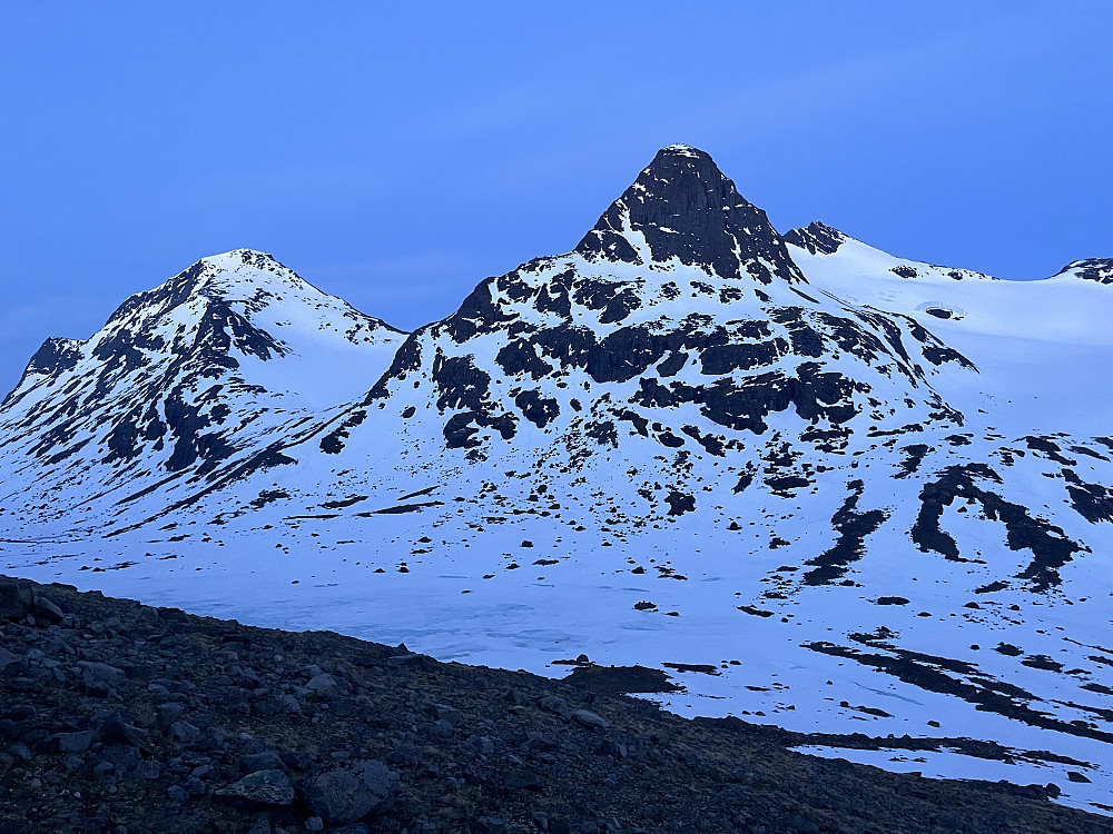 Fra oppstigningen til Knutsholstinden. Utsikt mot Kvitskardtinden, Mesmogtinden og Langedalstinden.