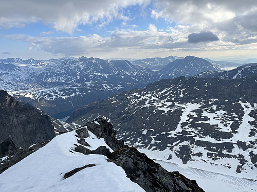 Fra Store Knutsholstinden med utsikt mot nordøst. Isfrie Gjende ses langt der nede.