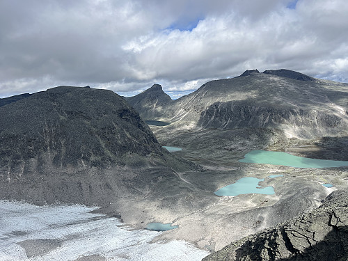 Fra østryggen til Storstygge-Svånåtinden mot Bruri, Larstinden og Snøhetta.