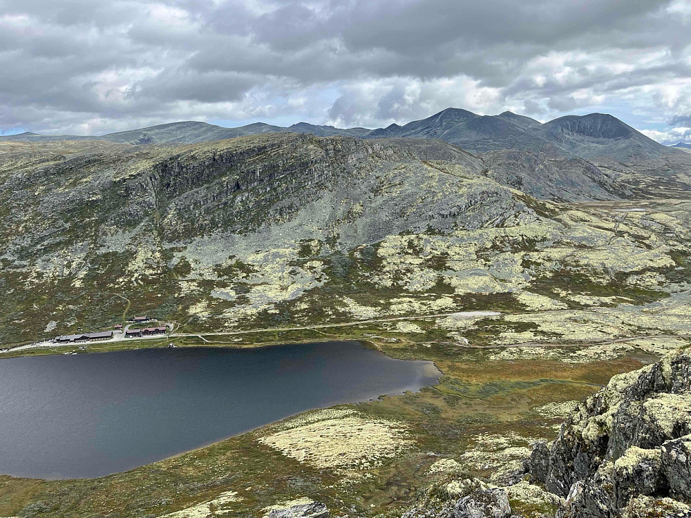 På Baksidevassberget (1327 m) med utsikt ned til Smuksjøseter i nord.