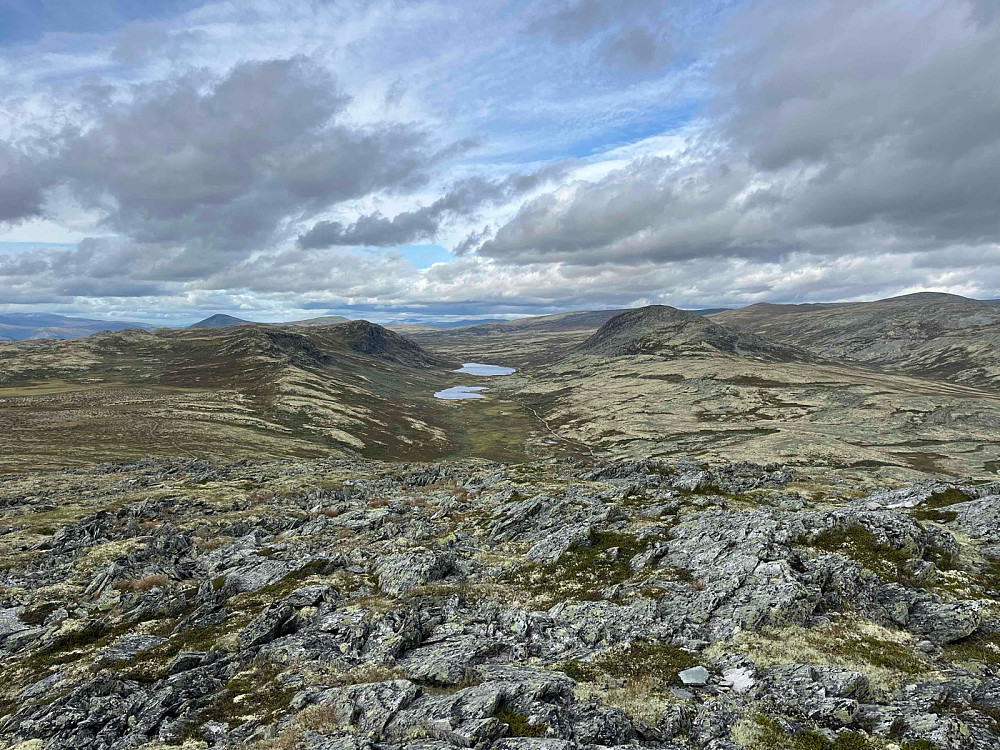 Fra Søre Skorutberget (1309 m) med tilbakeblikk mot Baksidevassberget (1327 m) og Smuksjøseter. Neste topp på programmeter toppen til høyre i bildet; Solsidevassberget (1403 m).
