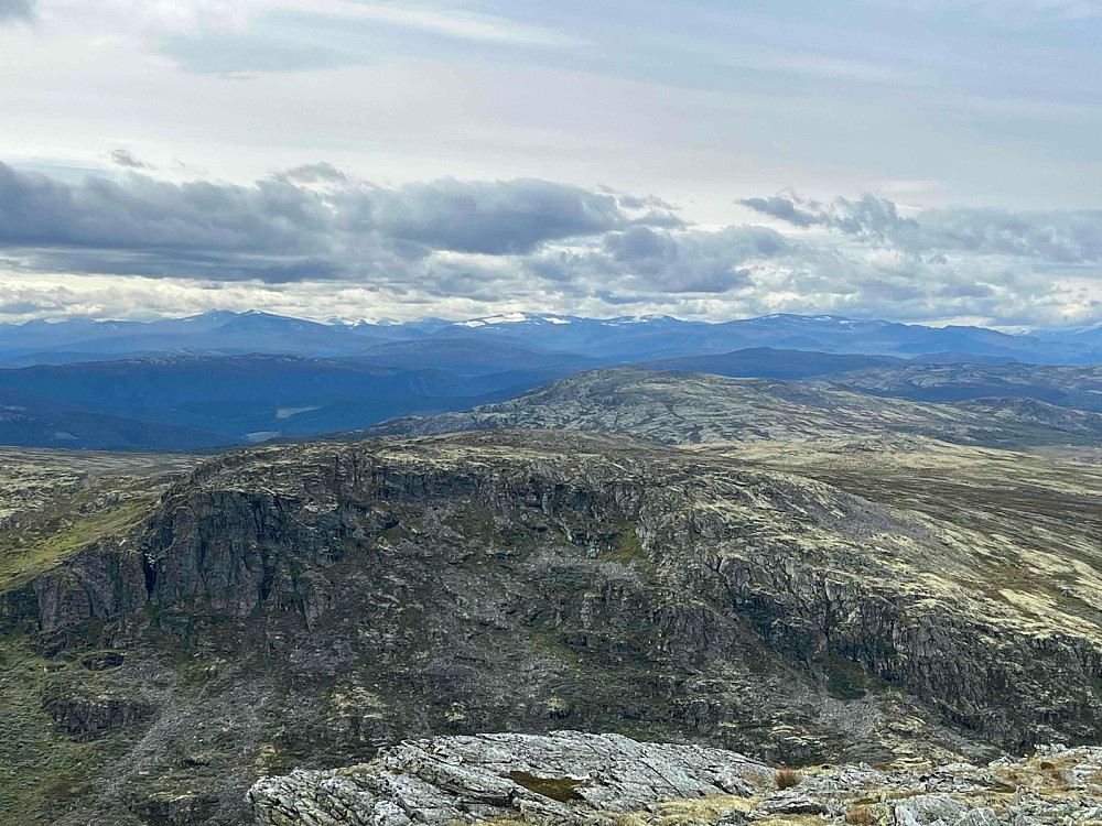 Zoom fra Solsidevassberget (1403 m) mot Jotunheimen.