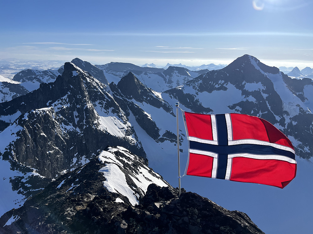 Gratulerer med dagen Norge - fra toppen av Austre Leirungstinden (2288 m) i Jotunheimen.