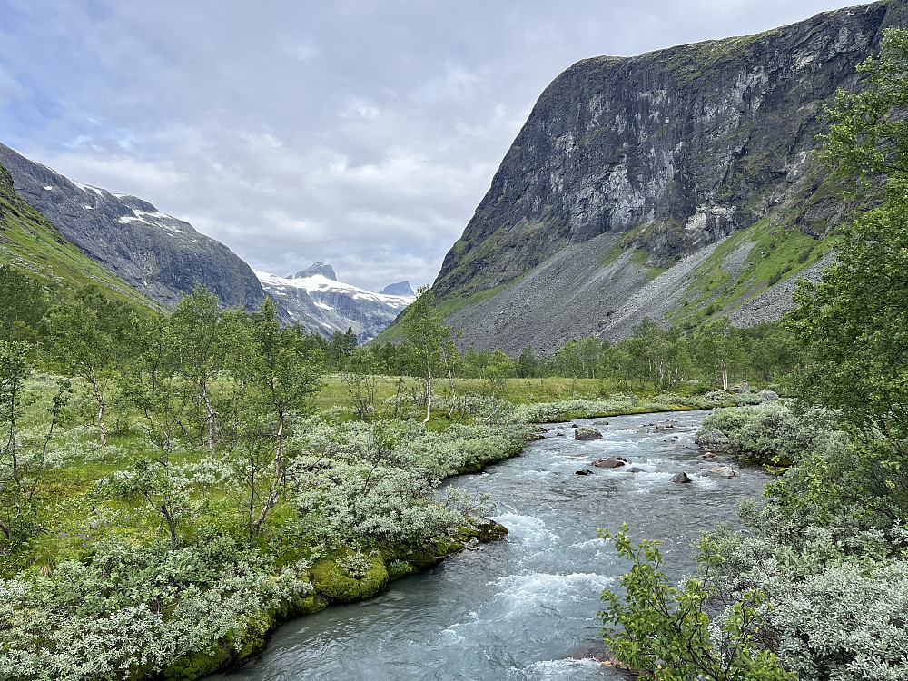 Fra broen over Stølsmaradøla ved Stølsmaradalen mot Stølsmaradalstinden (2025 m) og Midtre Ringstinden (2025 m).