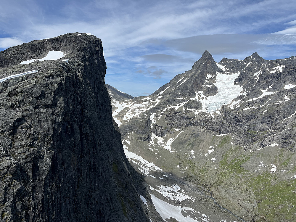 På Midtmaradalsryggen (1761 m) med Søre Midtmaradalstinden (1959 m) til venstre i bildet. I bakgrunnen ses Storen (2405 m) og Slingsbybreen.