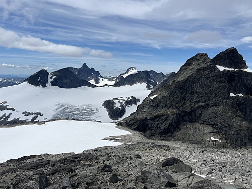 På Søre Midtmaradalstinden (1959 m) mot Vetle Midtmaradalstinden (2017 m) og Store Midtmaradalstinden (2056 m). I bakgrunnen ses blant annet Store Austanbotntinden (2204 m) og Store Ringstinden (2124 m).