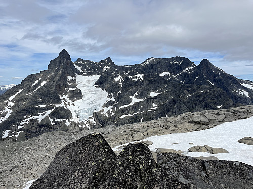 Fra Søre Midtmaradalstinden (1959 m) mot Storen (2405 m), Sentraltind (2348 m), Store Styggedalstinden (2387 m) og Gjertvasstind (2351 m).