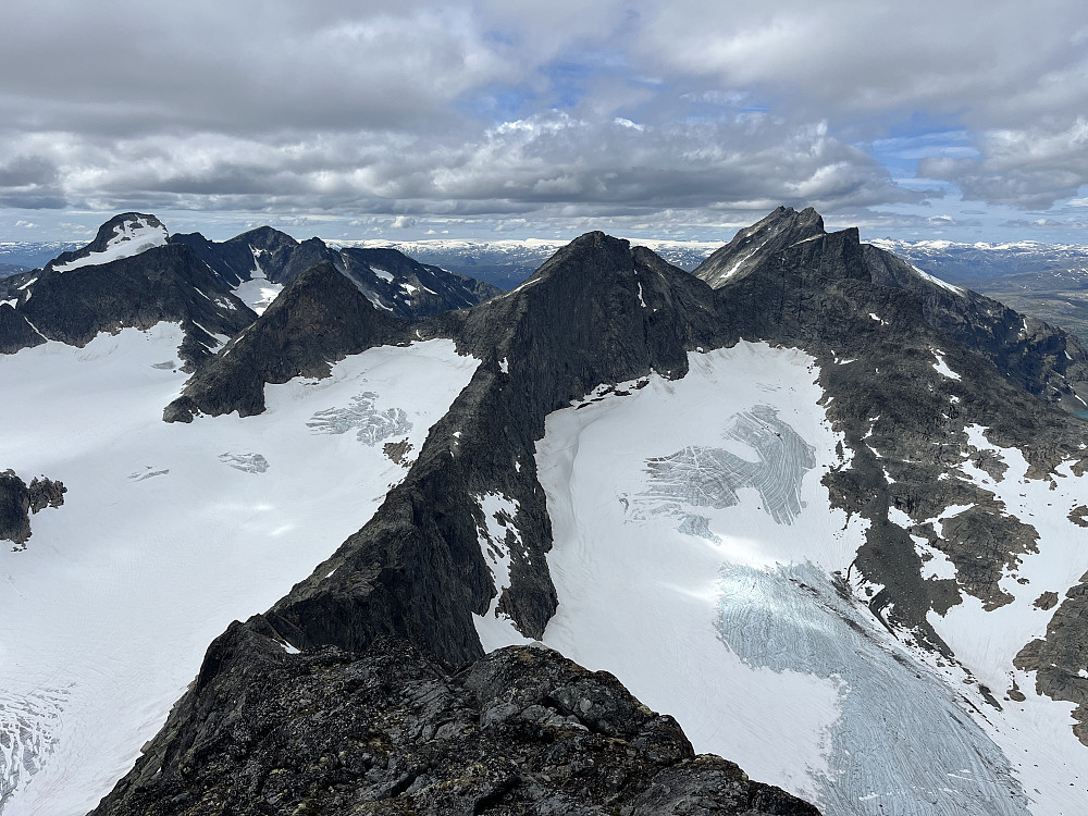 Fra Store Midtmaradalstinden (2056 m) med ryggen vestover Midtmaradalstindane. I bakgrunnen ses blant annet Store Ringstinden (2124 m) og Store Dyrhaugstinden (2150 m).