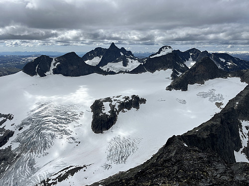 Utsikt mot vest fra Store Midtmaradalstinden (2056 m). Sentralt i bildet ses Store Austanbotntinden (2204 m) og Store Ringstinden (2124 m). Stølsmaradalsbreen er dominerende med mange sprekker.