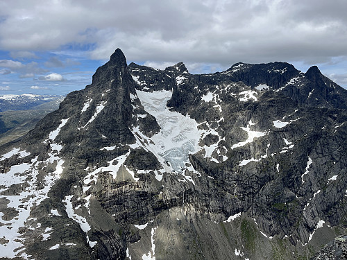 Storen (2405 m) tar seg meget godt ut visuelt fra Store Midtmaradalstinden (2056 m), på nært hold.
