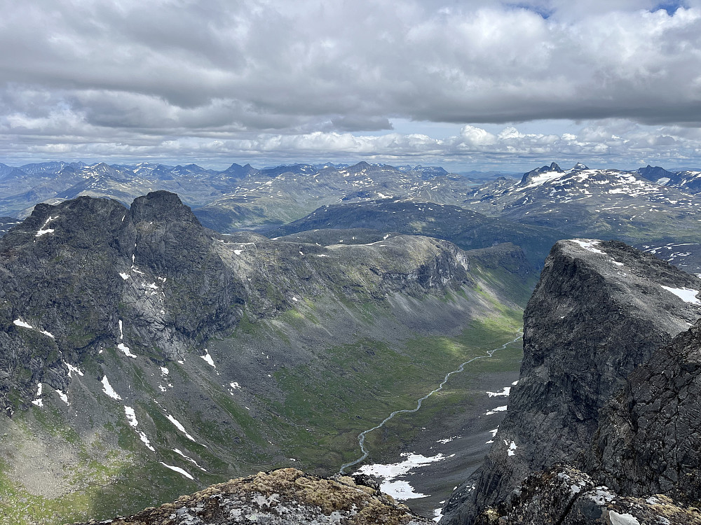 Utsikt mot øst fra Store Midtmaradalstinden (2056 m) i retning Midtmaradalen.