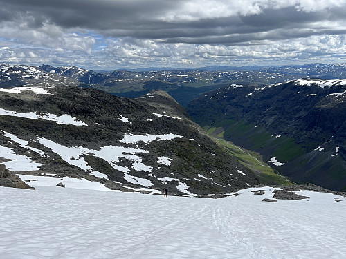 På vei ned breen syd for Søre Midmaradalstinden (1959 m).