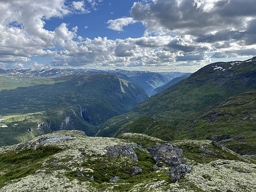 Fra Snørestødet (1220 m) med utsikt ned Utladalen.
