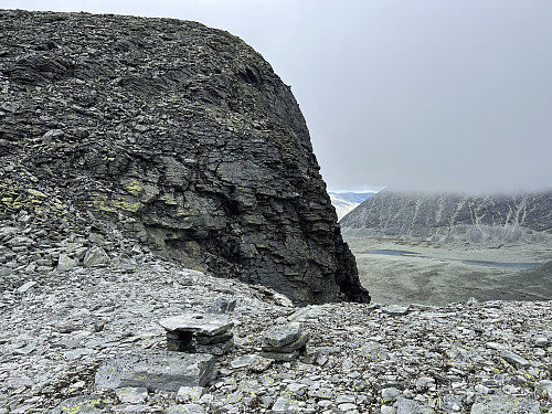 I det laveste skar mellom Ljosåbelgen (1948 m) og Bråkdalsbelgen (1915 m) er det laget en liten rasteplass.