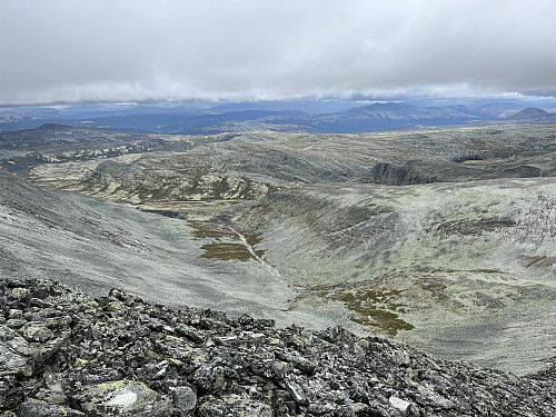 Fra ryggen mellom Bråkdalsbelgen (1915 m) og Sagtindan (1838 m). Utsikt mot vest.