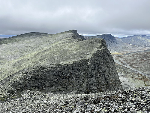 Fra ryggen mellom Bråkdalsbelgen (1915 m) og Sagtindan (1838 m). Utsikt mot sistnevnte topp i nord.