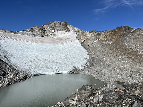 Austre Memurutinden (2301 m) sett fra Steinhaugen (2025 m).