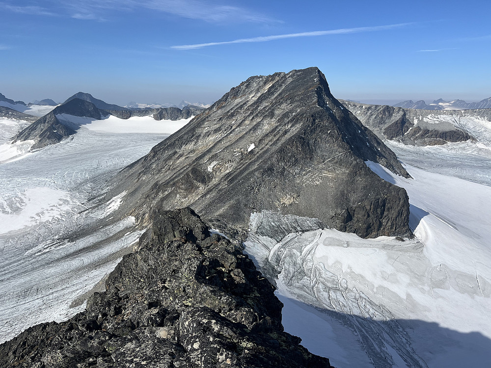 Utsikt til Store Memurutinden (2367 m) fra Austre Memurutinden (2301 m).
