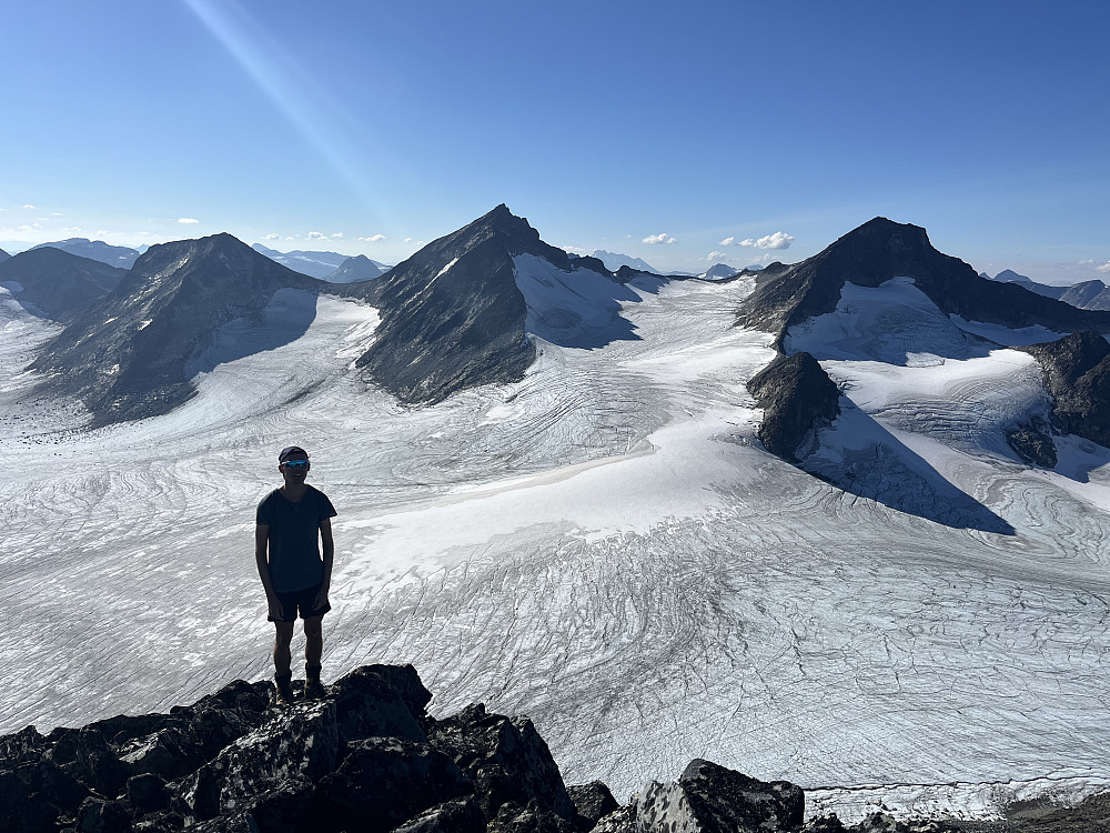 På Memurutinden V3 (2243 m). I bakgrunnen ses Vestre Memurubrean og Nestsøre Hellstugutinden (2255 m), Store Hellstugutinden (2346 m) og Midtre Hellstugutinden (2339 m).