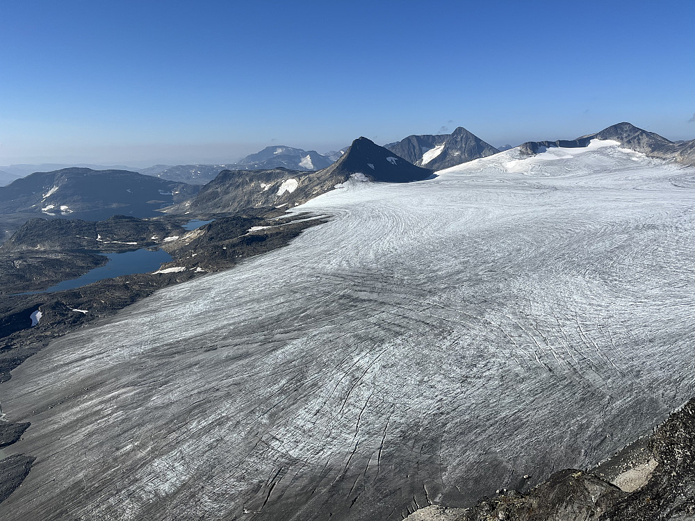 Fra Memurutinden V6 (2049 m) mot Vestre Memurubrean i sydvest. I bakgrunnen ses Hinnåtefjellet (2114 m), Semeltinden (2236 m) og Søre Hellstugutinden (2189 m).