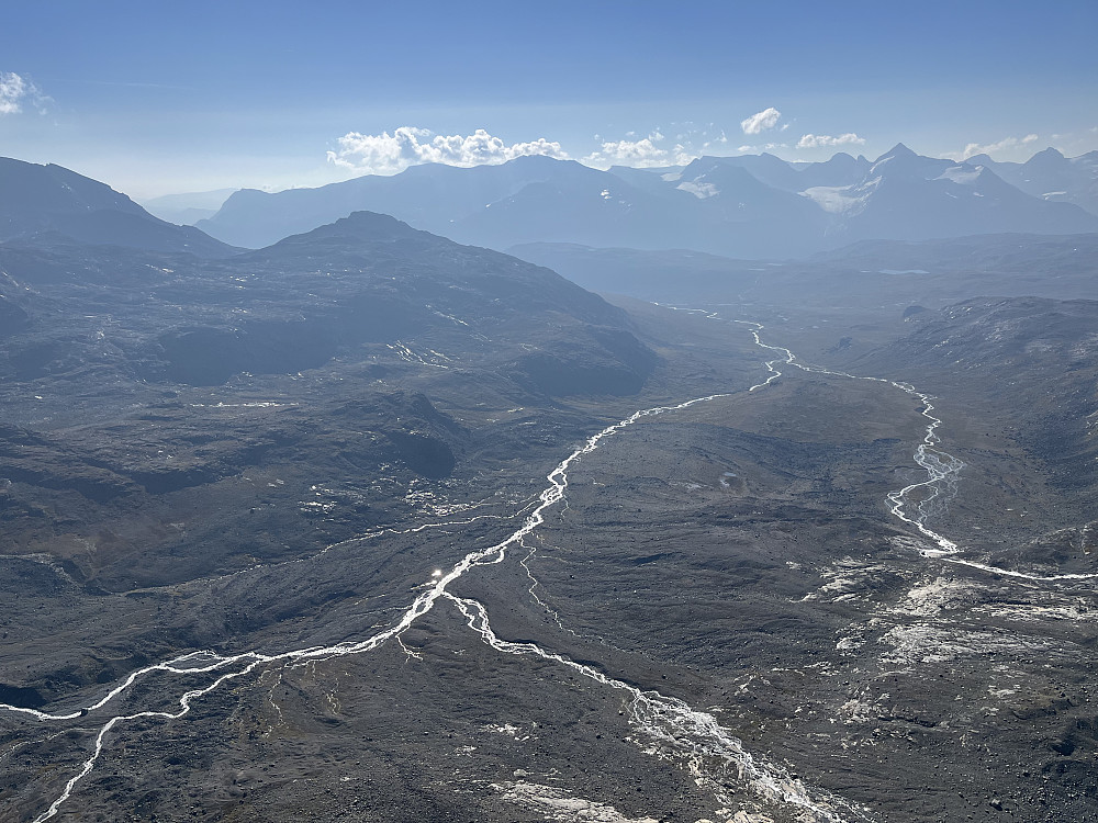 Fra Memurutinden V6 (2049 m) mot Memurudalen. Gjendealpene ses i bakgrunnen.