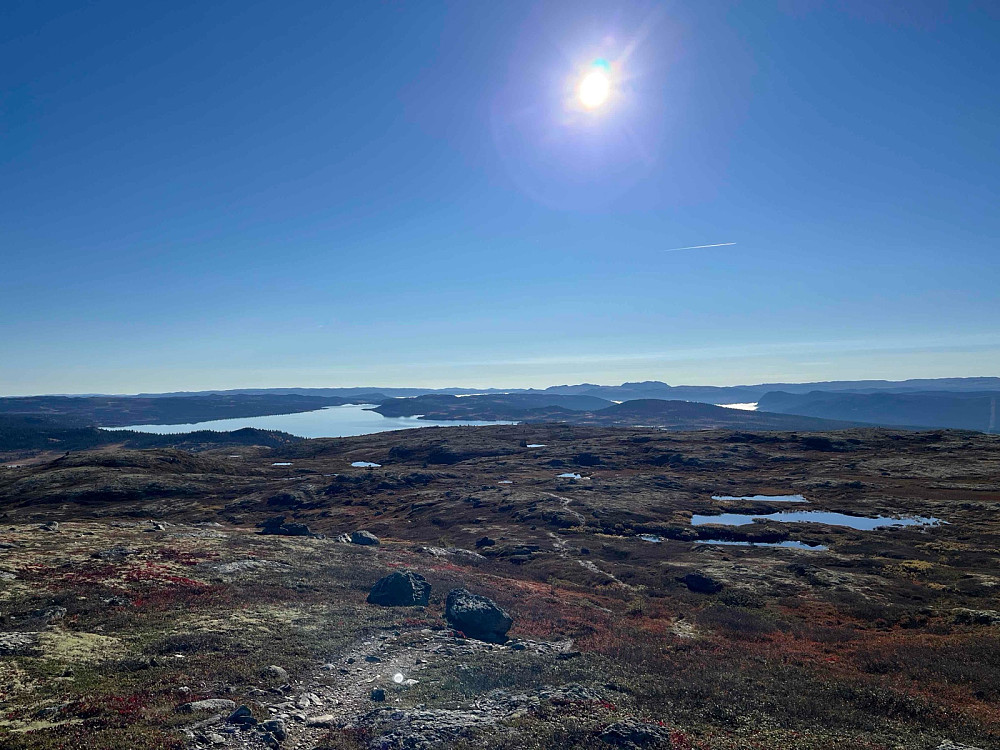 Fra Veslesanget (1194 m) mot Rødungen (957 m) i sydøst. Solen varmer godt.
