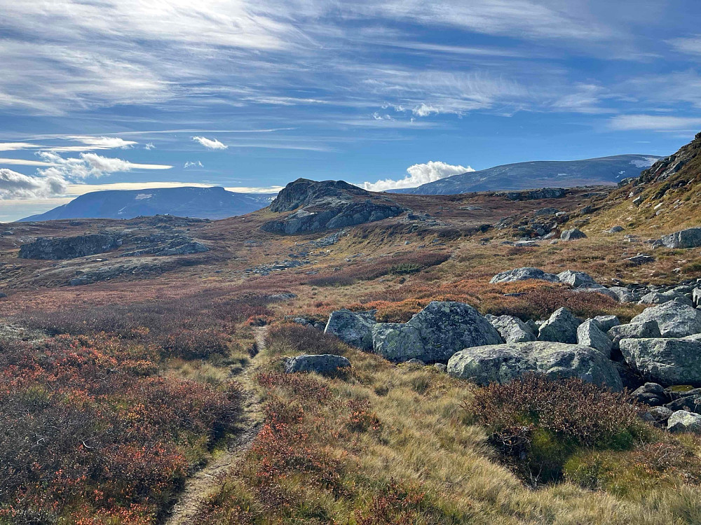 Gurostølfjellet (1308 m) ses i midten av bildet.