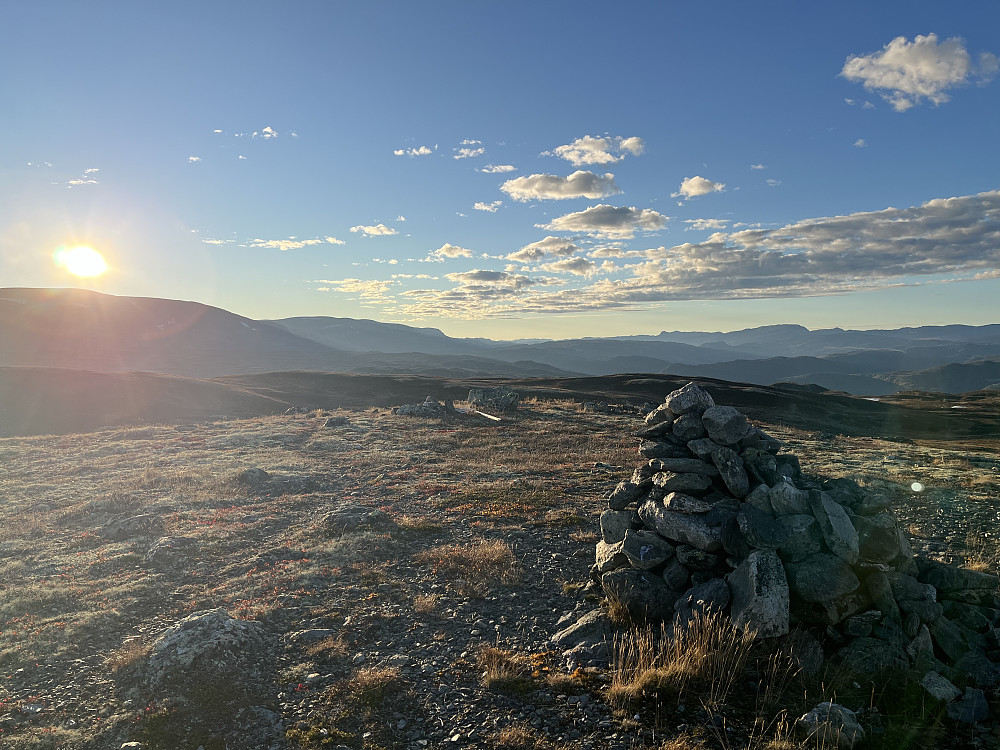 Snart solnedgang på Vedalshøgde (1195 m). Utsikt mot vest.
