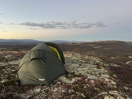 Etter solnedgang. Månen (nesten fullmåne) stiger opp i øst.