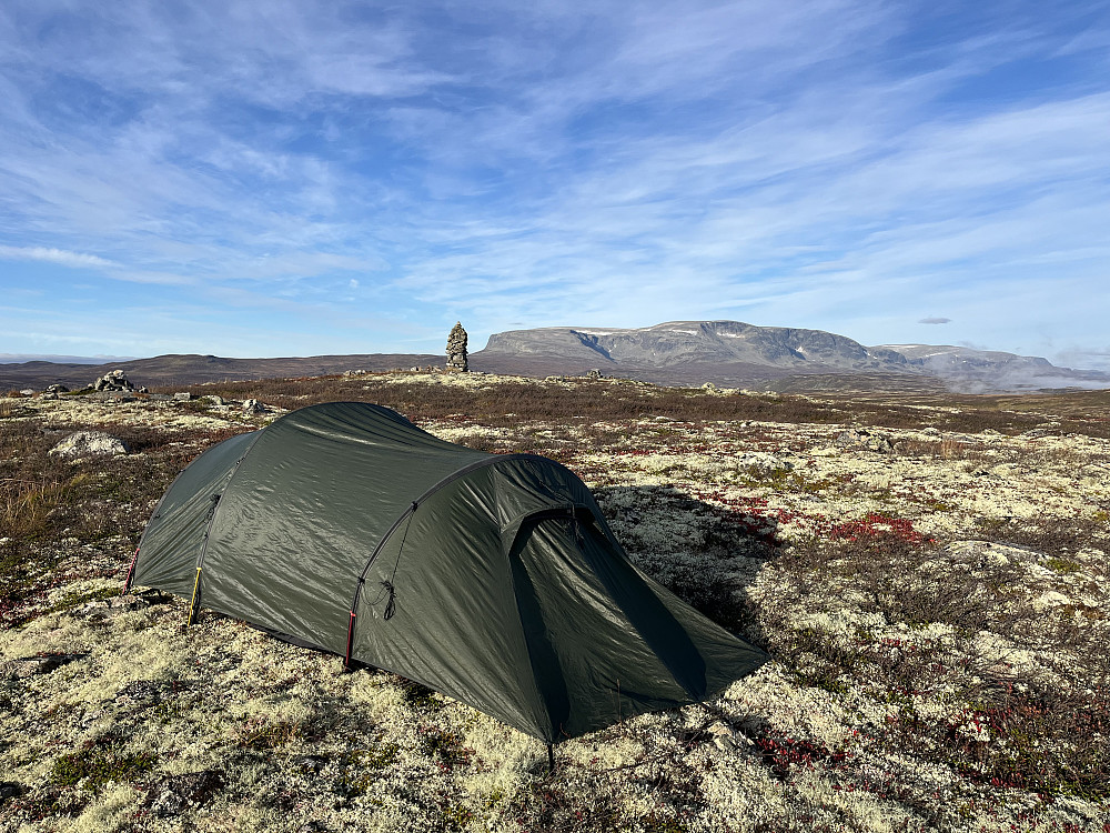 En varm morgen på toppen av Ørneberg (1159 m) med Hallingskarvet i bakgrunnen.