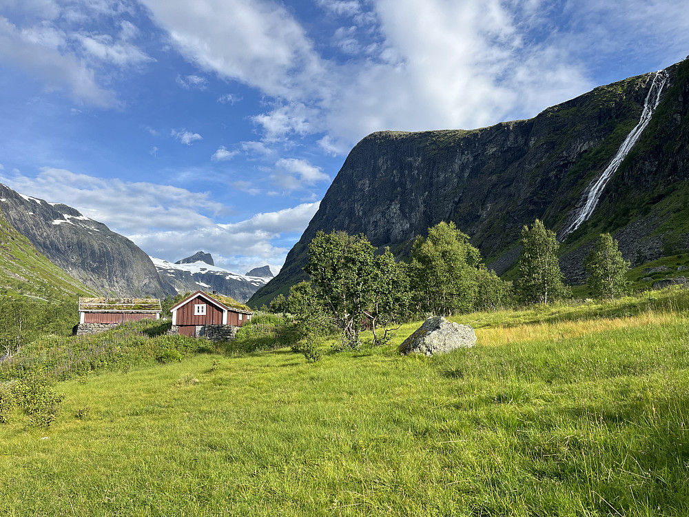 En vakker sommermorgen ved Stølsmaradalen. I bakgrunnen ses Stølsmaradalstinden (2025 m) og Midtre Ringstinden (2025 m).