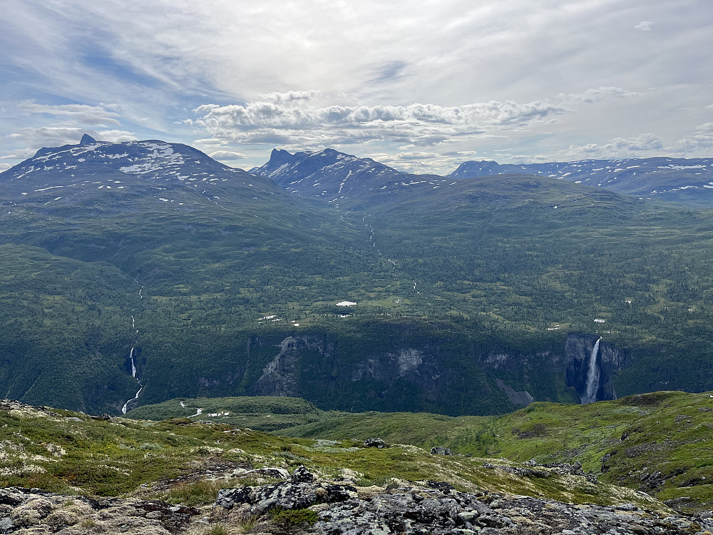 Fra oppstigningen til Stølsmaradalsryggen. Vettisfosses ses langt ned til høyre, mens i bakgrunnen ses blant annet Stølsnostinden (2073 m) og Hjelledalstinden (1989 m).