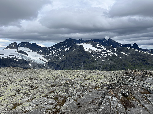 Fra Stølsmaradalsryggen (1664 m) mot Storen (2405 m) blant annet. Skydekket er tiltagende.