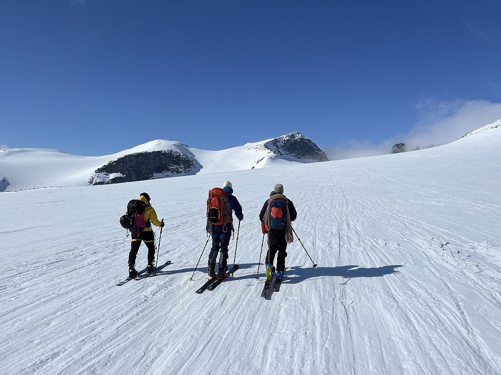 På vei over Styggebrean med kurs mot Porten. Galdhøpiggen (2469 m) ses i bakgrunnen.