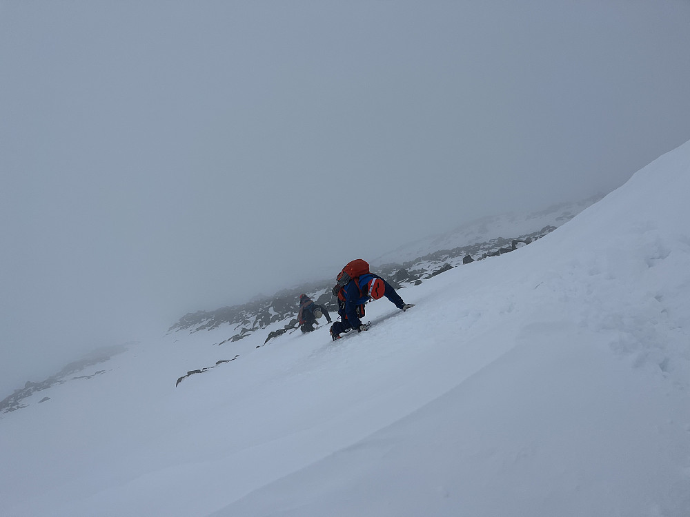 Her entres sydflanken til Skardstinden (2373 m) like etter passering av Illåbandet.