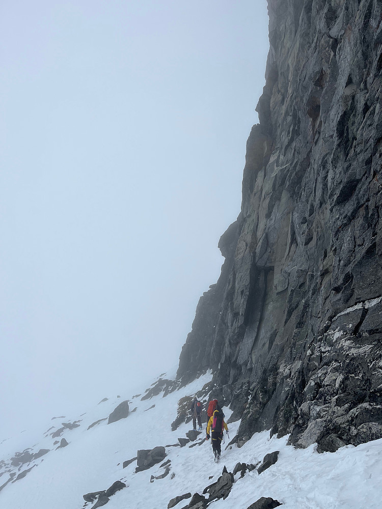 Under brattfjellet til Nåle (2310 m).