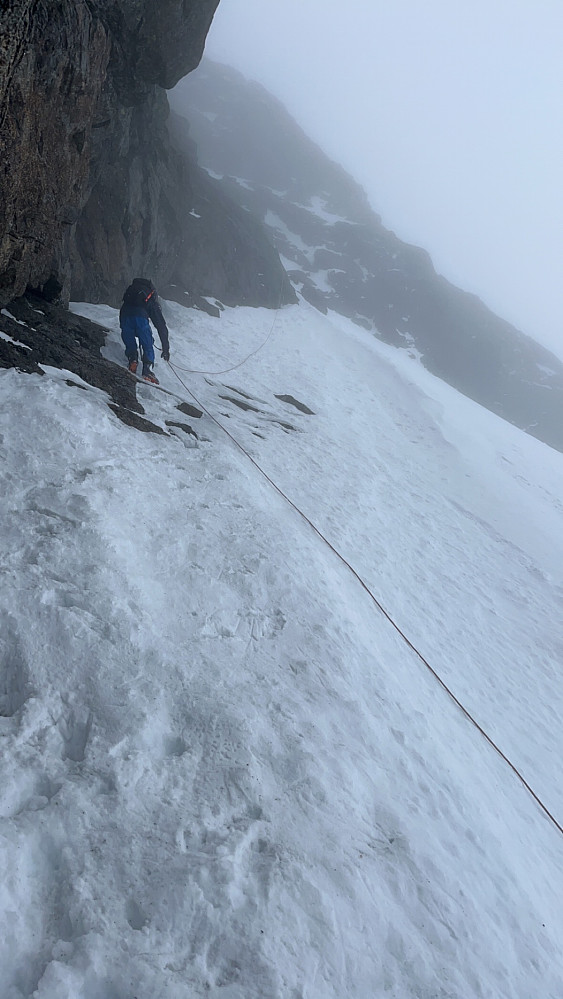 På vei opp til rennen mellom Skardstinden (2373 m) og Nåle (2310 m).